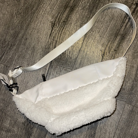 Alo Yoga Sherpa Explorer Fanny Pack Ivory - Picture 4 of 6